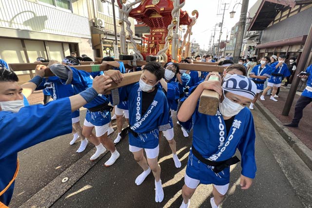 燕1000人みこしで金みこしを担ぐ 