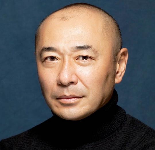 三条市初のPRアンバサダーに委嘱する高橋克実さん