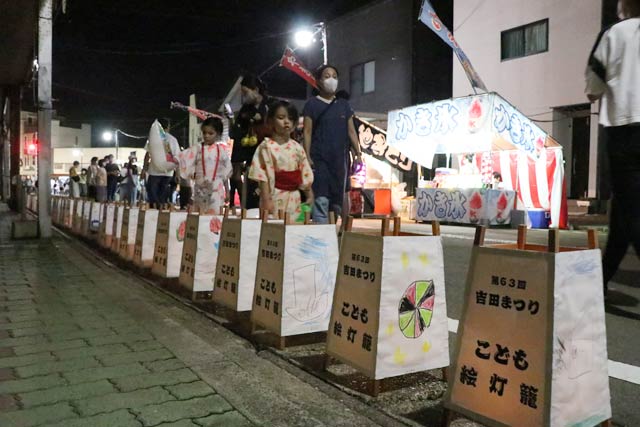 通りには露店とこども絵灯籠が並んだ