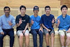 将来の受験生?として三条市立第三中学校の生徒たち、左端がアハメド・シャハリアル学長、右端が滝沢市長