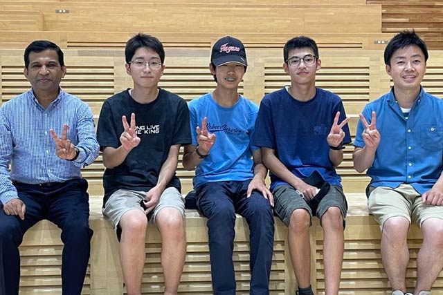 将来の受験生？として三条市立第三中学校の生徒たち、左端がアハメド・シャハリアル学長、右端が滝沢市長