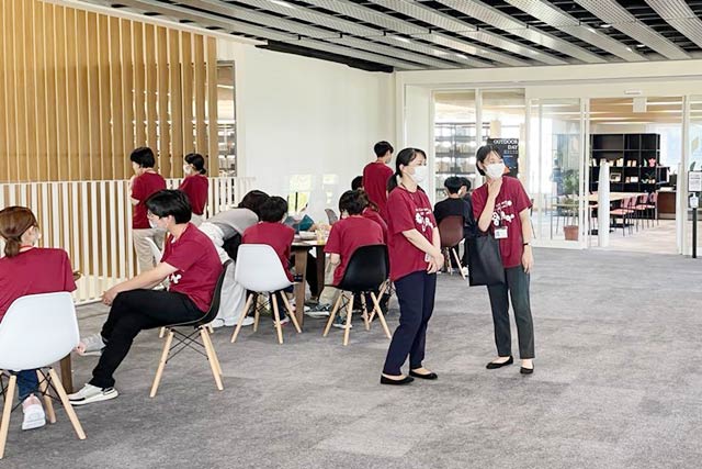 学生たちはおそろいのスタッフTシャツを着て将来の後輩たちをおもてなし