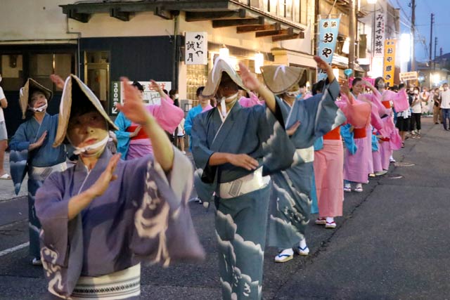 弥彦燈籠まつりの民謡流し