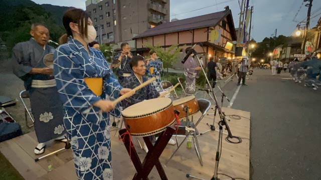 民謡流しではやしの演奏