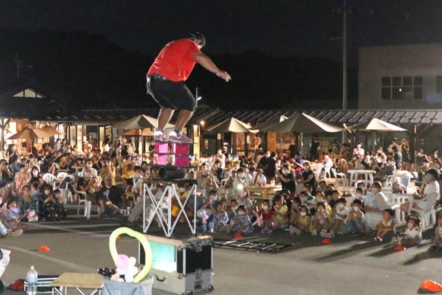 おもてなし広場テラスで大道芸