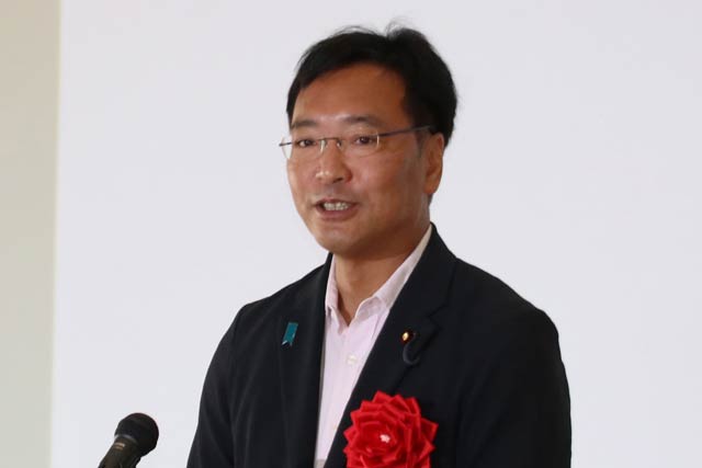 三条市図書館等複合施設「まちやま」の竣工式で祝辞を述べる国定氏