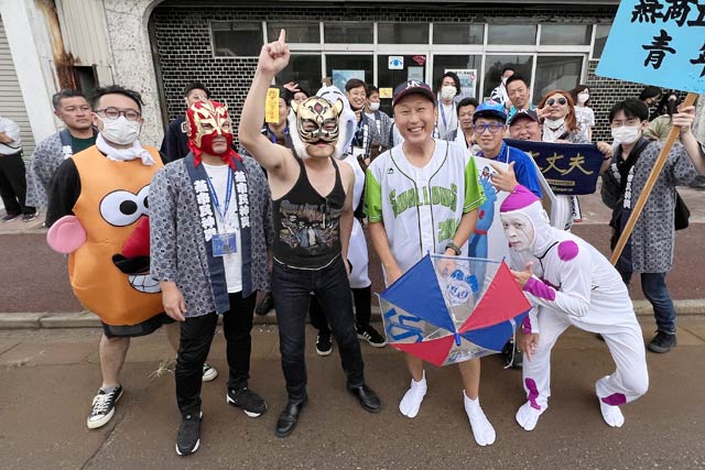 仮装して参加した燕商工会議所青年部