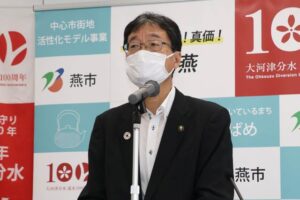 定例記者会見を行う鈴木燕市長