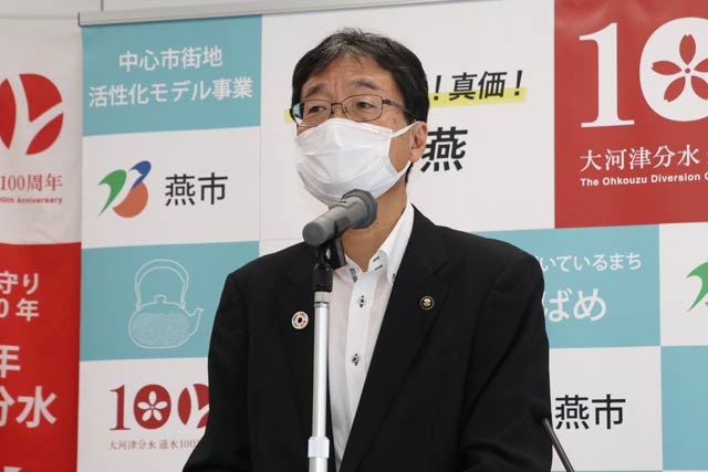 定例記者会見を行う鈴木燕市長
