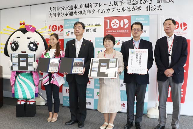 左からきららん、おいらん役を務めた横山さん、鈴木市長、星野局長、角田局長、塚本局長