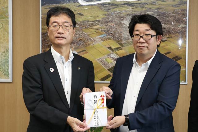 寄付目録を手に鈴木市長(左)と和平社長