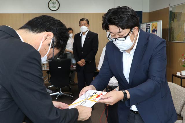 鈴木市長に義援金を手渡す和平社長