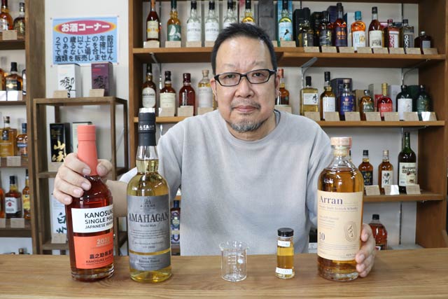 ウイスキーの量り売りを始める横山酒店の横山社長