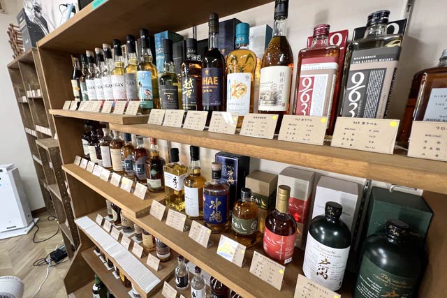 店内にずらりと並んだウイスキー