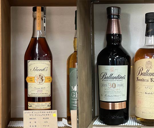 30mlで2,000円の「ミクターズ シェンクズ ホームステッド サワーマッシュウイスキー」(左)と1,500円の「バランタイン 30年」