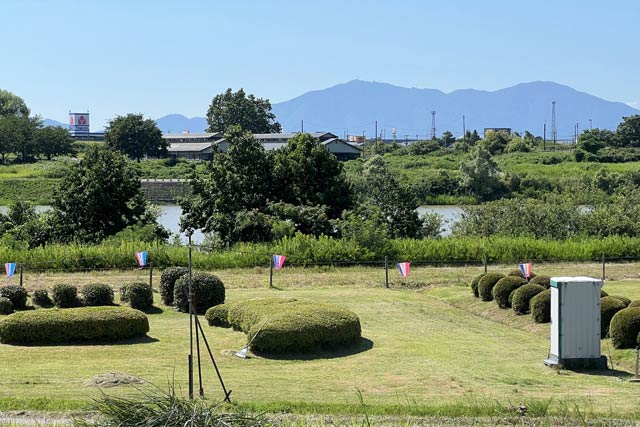 花火観覧場所の六ノ町河川緑地にはすでにちょうちんが下がっている