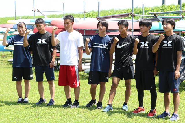 インターハイに出場する左から部長の沖野さん、関川さん、高橋さん、三上さん、泉田さん、佐藤さん、桑原さん