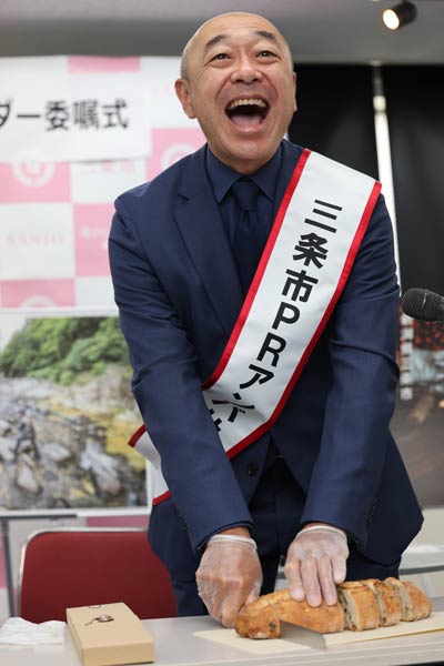 タダフサのパン切り包丁の切れ味に驚く