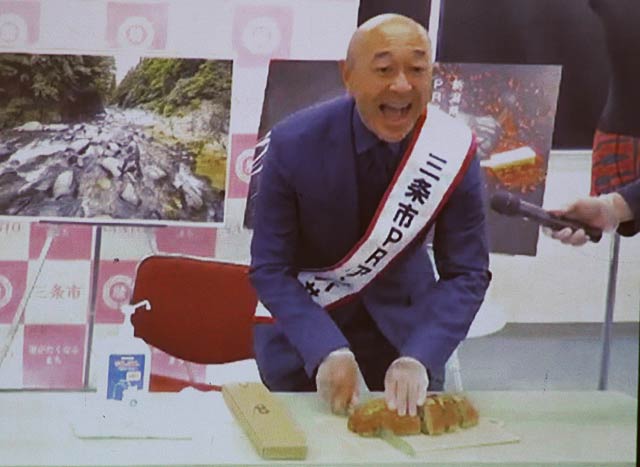 パン切り包丁の切れ味の良さに驚く高橋さん