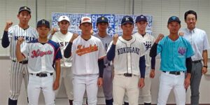 参加8校選手と松橋大会実行委員長(前列左端が新潟大学熊倉紳太郎君)