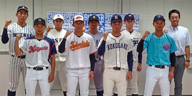 参加8校選手と松橋大会実行委員長（前列左端が新潟大学熊倉紳太郎君）