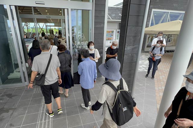 オープンして次々と店内へ入る客