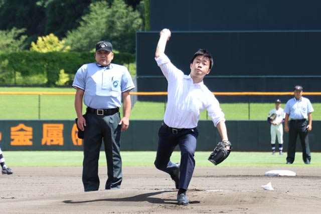滝沢三条市長の始球式