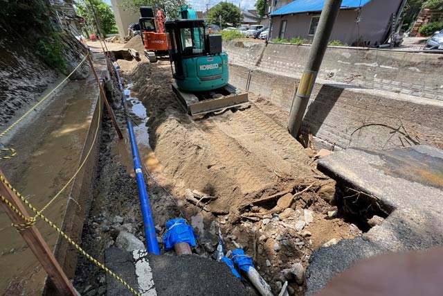 被災地へ続く道路は大きく陥没して通行不能に