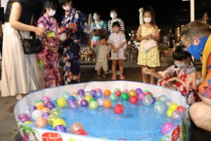 弥彦おもてなし広場で開かれている夏休み子供縁日村