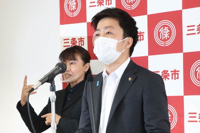 定例記者会見を行う滝沢市長