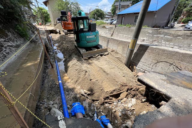 湯沢地区の大きく陥没した道路