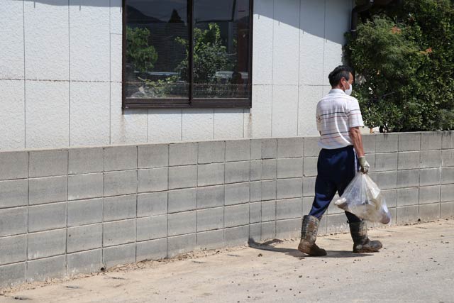 村上市下鍛冶屋では家のガラス窓の下よりも高い位置に浸水の痕跡の線が残る