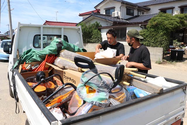 下鍛冶屋で支援物資をトラックから降ろす