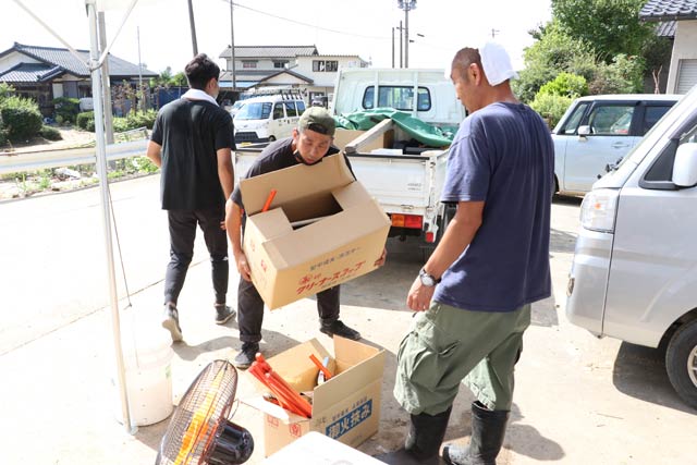 小岩内地区に支援物資を託す