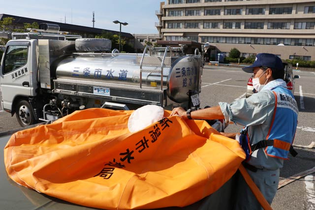 県立坂町病院の給水所に水を供給する三条市水道局