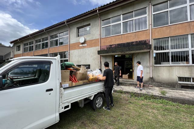 土沢ふれあい自然の家に支援物資を搬入