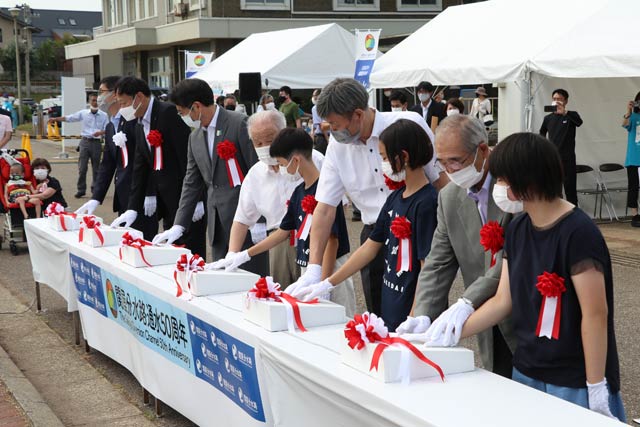 関屋分水通水50周年記念セレモニーの新潟大堰ゲートオープン