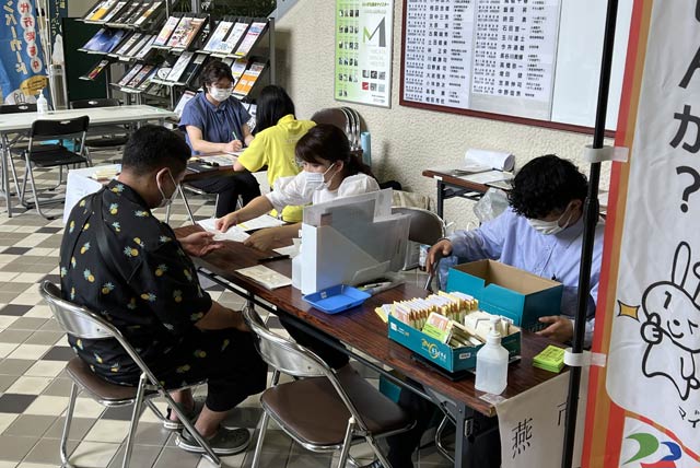 11日の三条市と燕市の合同のマイナンバーカード出張申請受け付け、写真奥が三条市、手前が燕市の受け付け