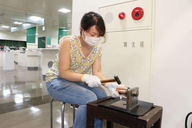 銅タンブラー鎚目入れ体験に挑戦する下田に帰省していた女性