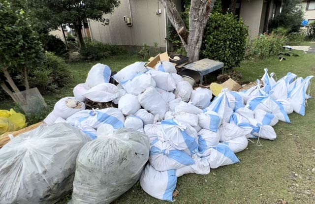 積み上がった泥を入れた袋
