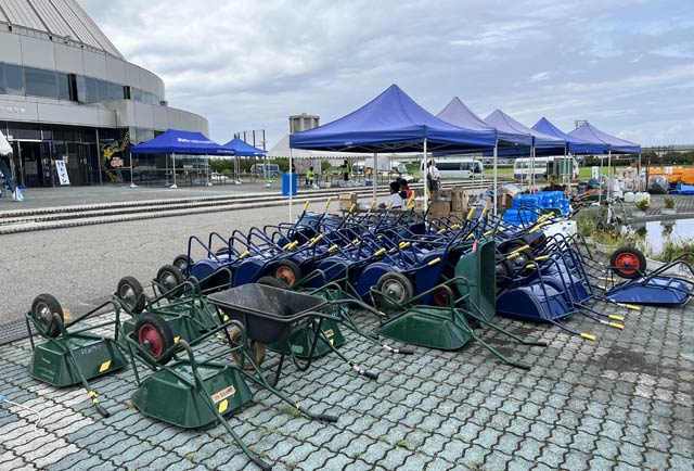 村上市災害ボランティアセンター前に集められた資機材