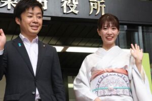 三条市役所正面玄関で出迎えた滝沢市長とひよりんさん