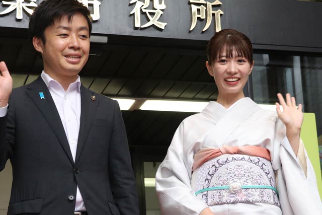 三条市役所正面玄関で出迎えた滝沢市長とひよりんさん