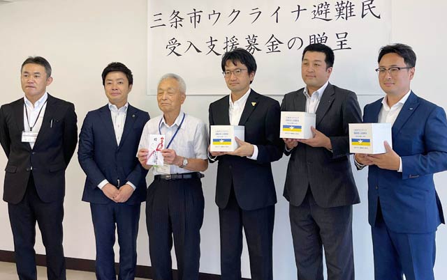 左から小島地域経営課長、滝沢市長、上石会長、三条商工会議所青年部・山村会長、三条エコノミークラブ・加藤会長、燕三条青年会議所・吉田理事長