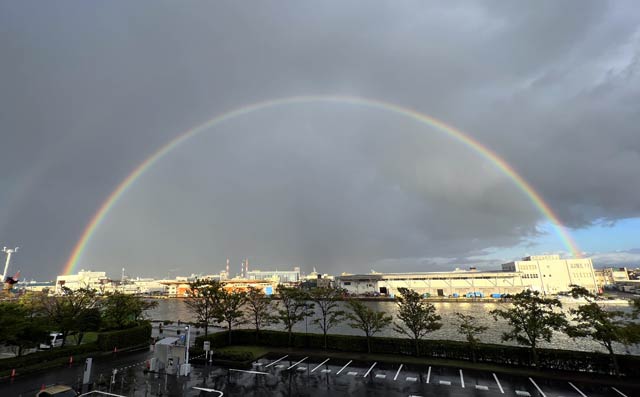18日午後6時前に朱鷺メッセから見た虹
