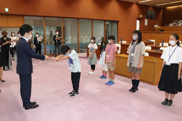 滝沢市長から市議の任命書を手渡す