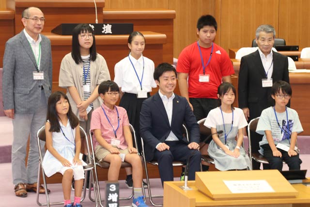 1回目の子ども議会の記念写真撮影