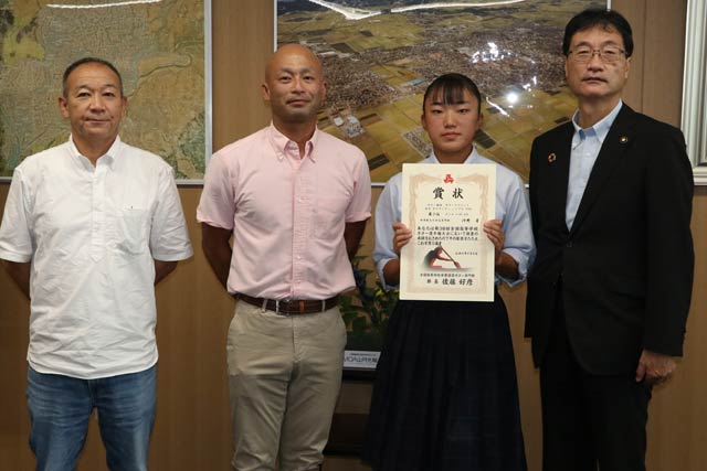 左からカヌー部ファンクラブの青柳会長、鈴木監督、沖野さん、鈴木市長