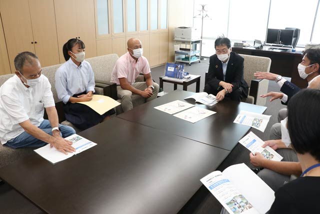 鈴木市長に成績を報告