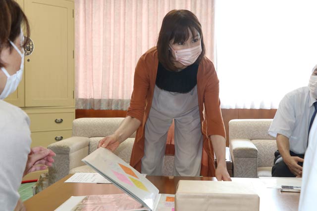個展で来場者からもらったメッセージを紹介する藤田さん